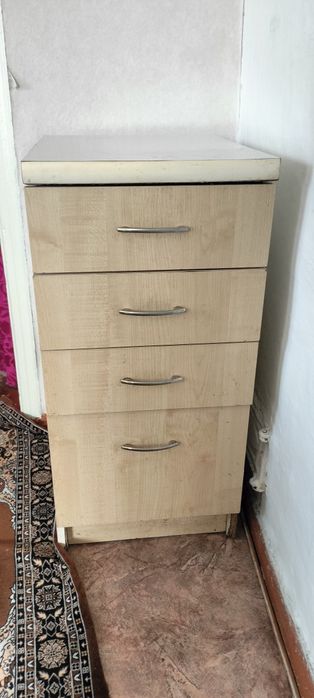 Отдам хорошие шкафы, ковры