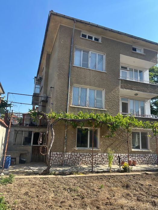 Продавам Триетажна къща в центъра на Свиленград!