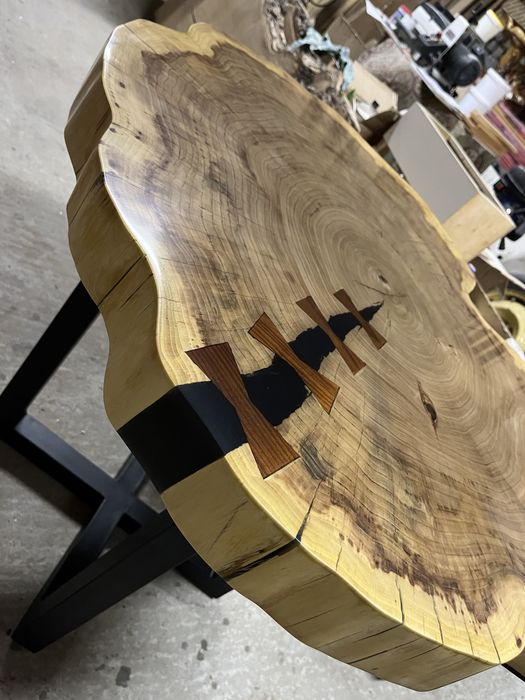 Столик из карагача