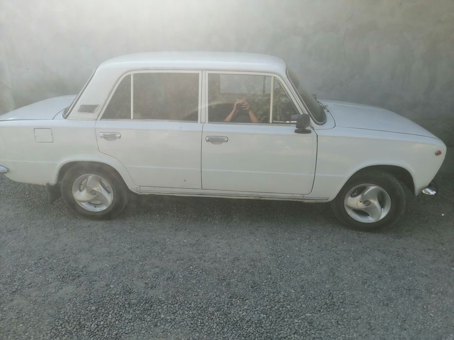 Vaz 21011 sotiladi