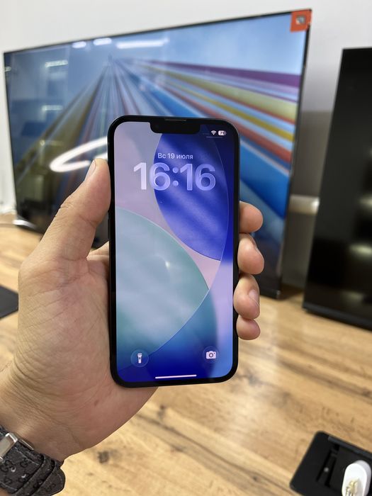 Телефон iPhone 13