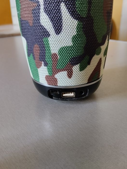 Без проводная блютуз колонка..