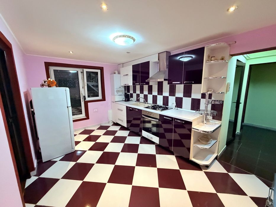 Închiriez apartament 3 camere