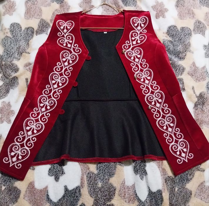 Продам камзолы красные