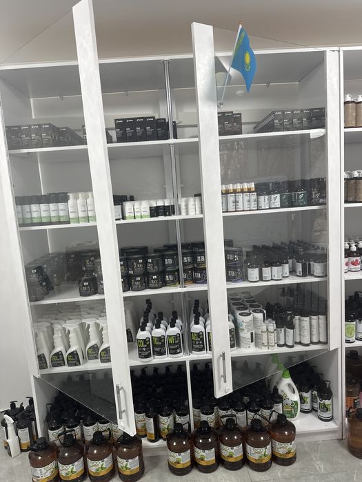 Шкаф с полкамиии