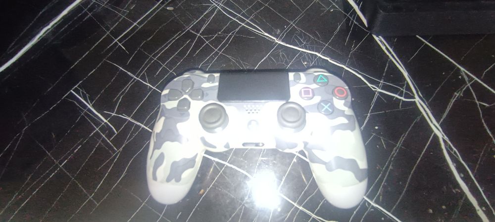 Продам ps 4 в отличном состоянии