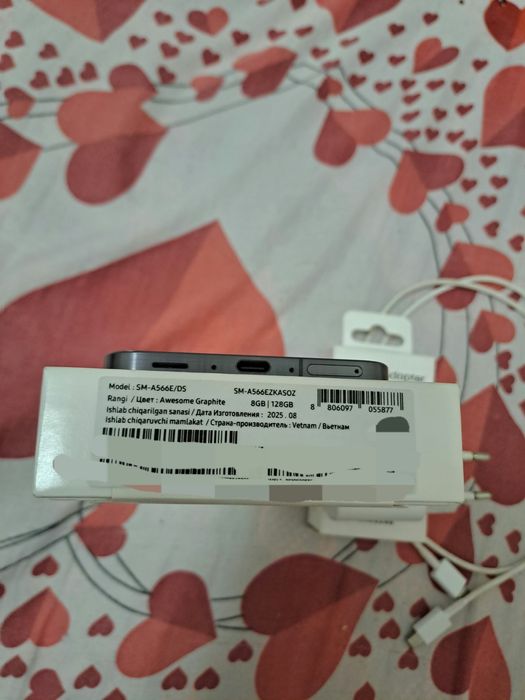 Samsung A56 5G 8ga 128GB xujjatlari bor ochilmagan toza turibdi