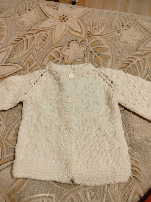 Детски ръчно плетени жилетки и елеци