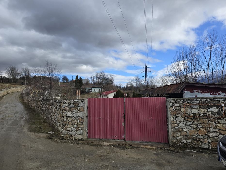 Pământ de vânzare + anexe