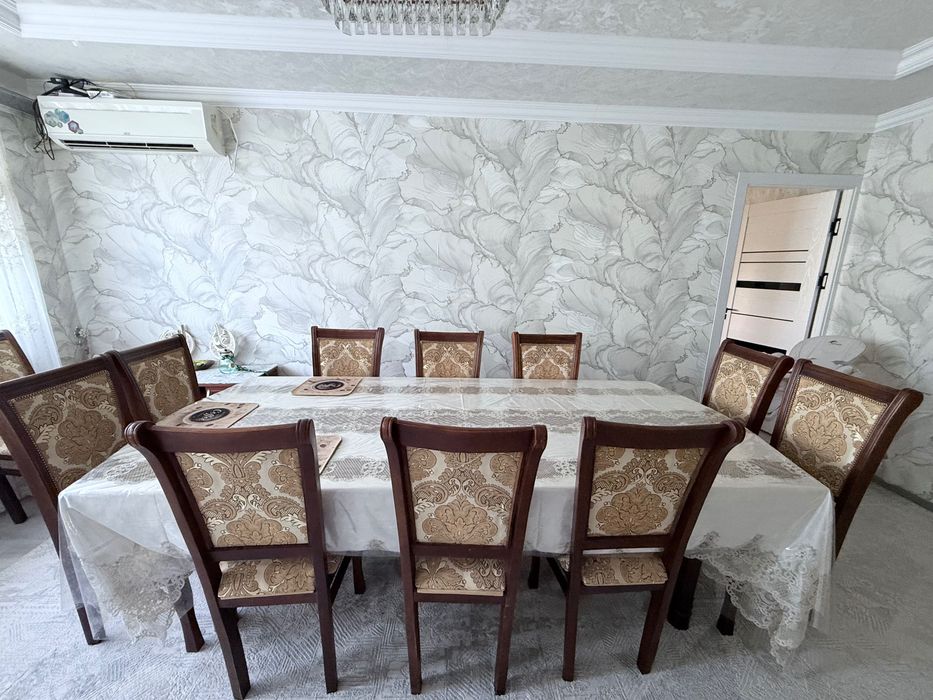 Стол и стулья для гостиной