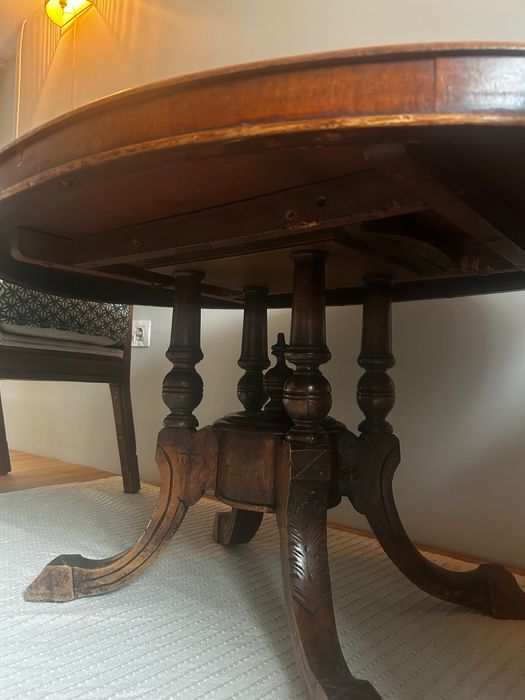 Кресла от масивна дървесина и антична холна маса