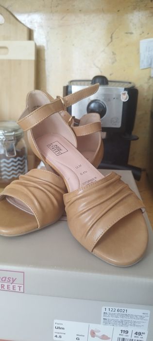Нови сандали с малък ток.Цвят карамел.35 лв.