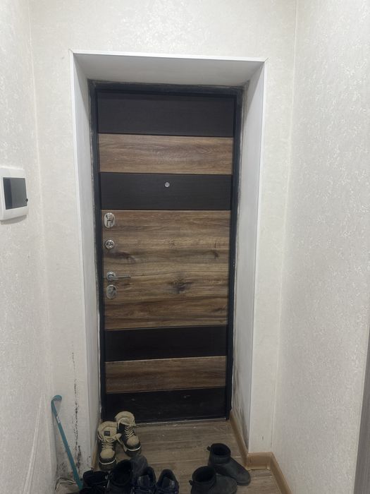 Сырткы есик сатылады