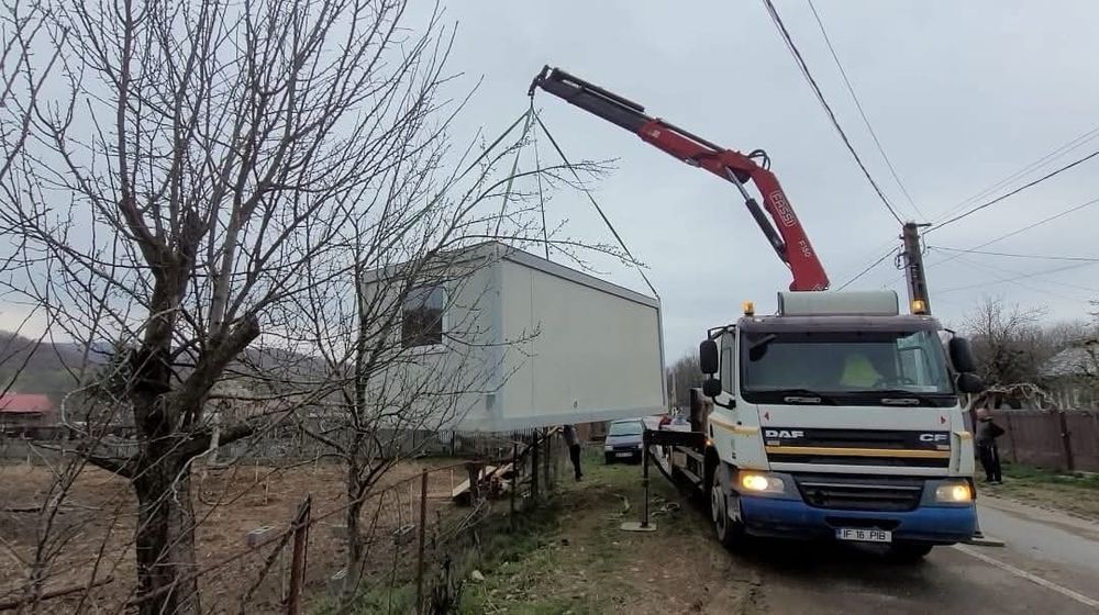 Transport containere - camion macara