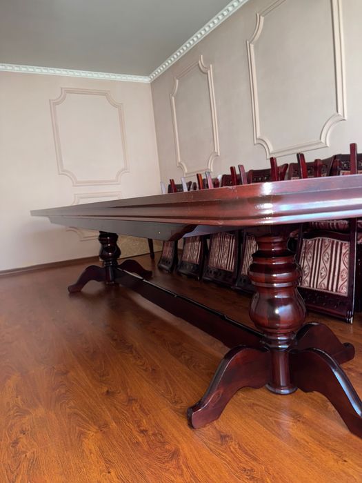 Стол со стульями