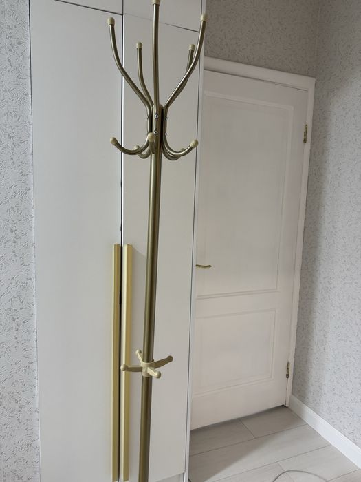 Пролам напольную вешалку