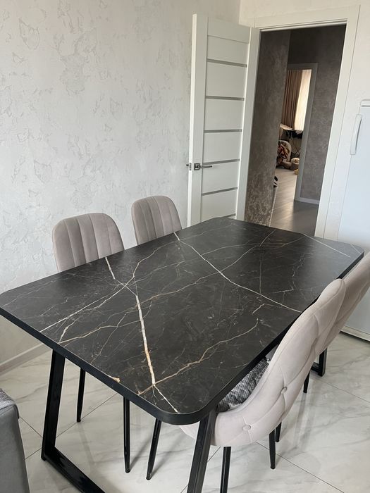 Стол со стульями