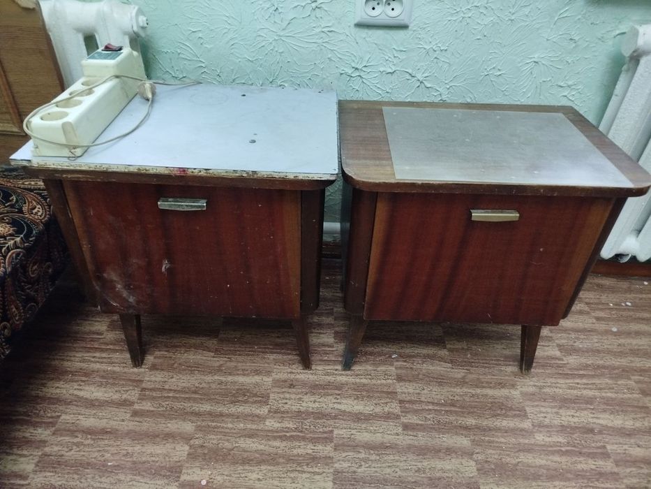 Кровать, тумбочки, стол письменный