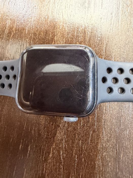 Продаю Apple watch se 44mm