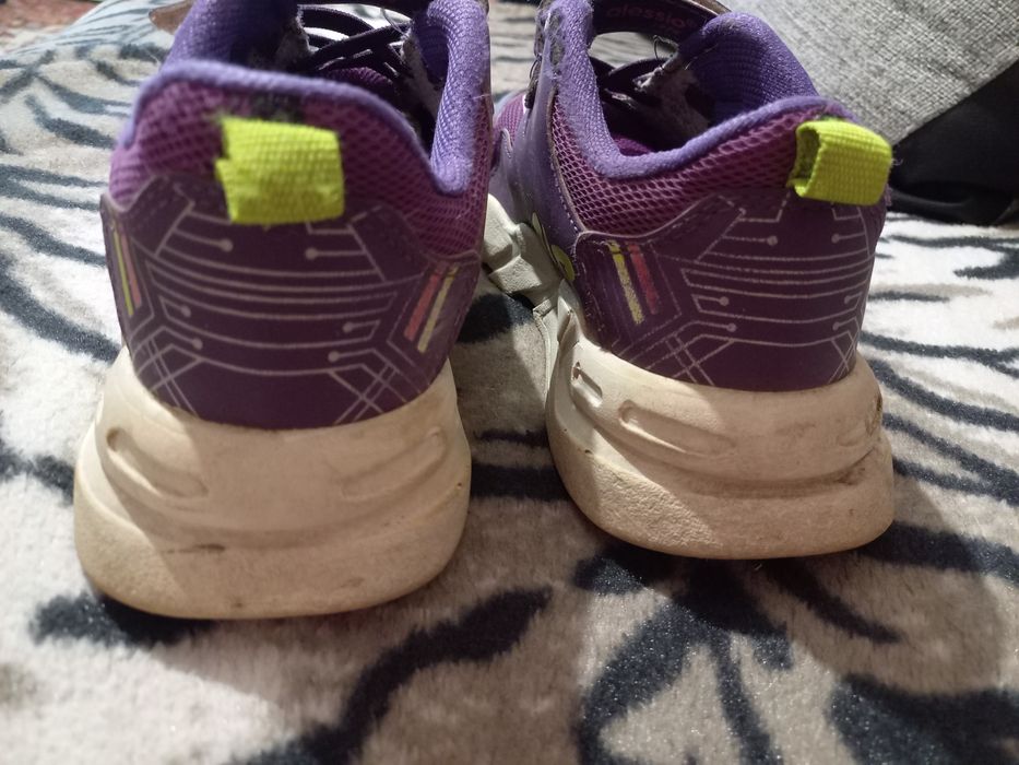 Кроссовки на девочку