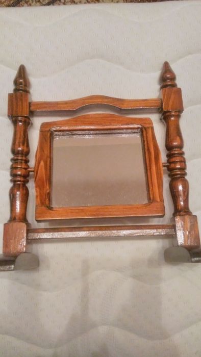 Огледало с дървена рамка