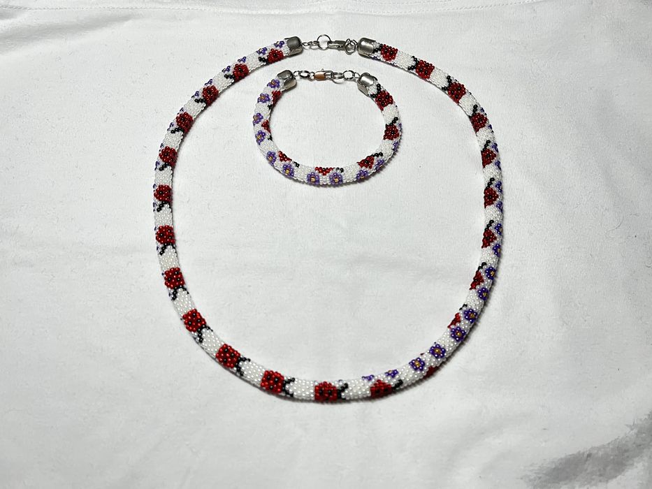 Комплект украшений из бисера