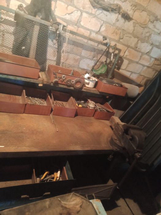 Слесарный стол. С тисками