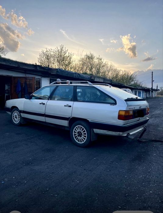 Легковая машина Ауди 100