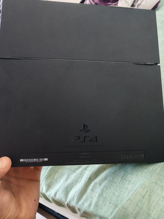 Vând PS 4 + 2 controalere