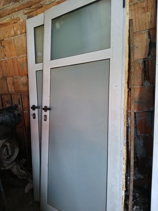 Vând usa termopan cu rama de aluminiu 90×210