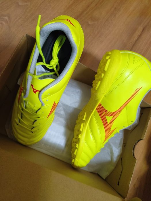 Adidași fotbal teren sintetic.