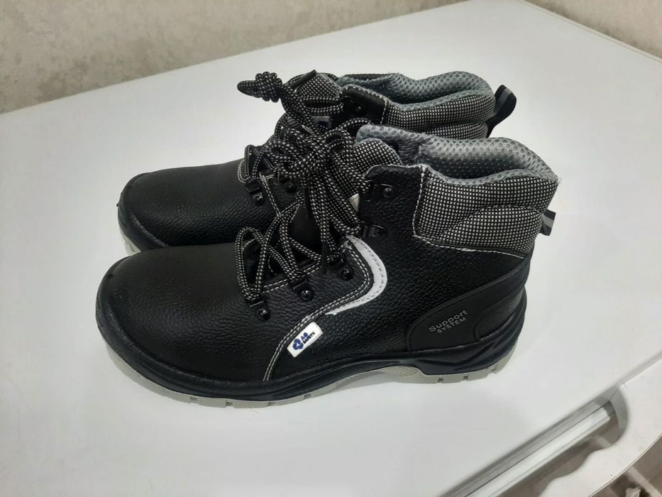 Продаю спец ботинки зимний