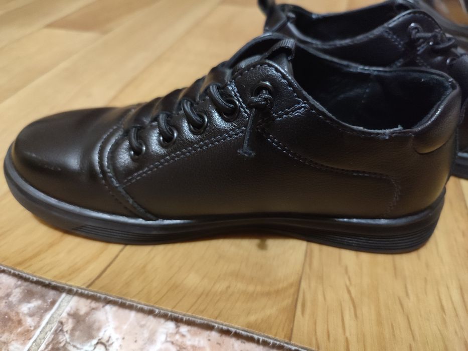 Продам школьную обувь на мальчика