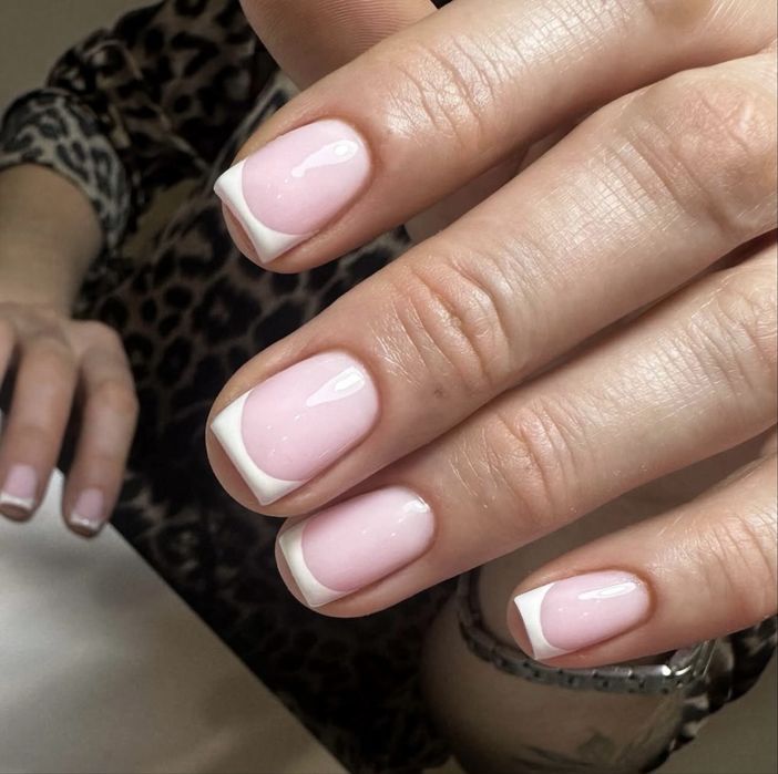 Маникюр, педикюр.