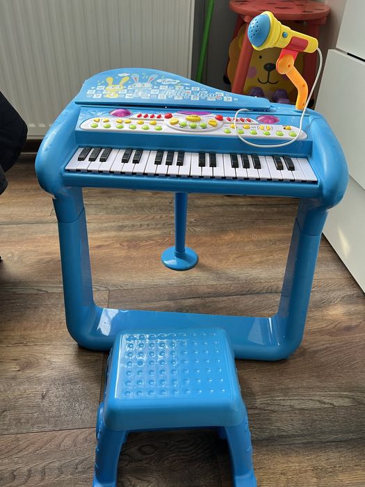 Пиано със столче и микрофони