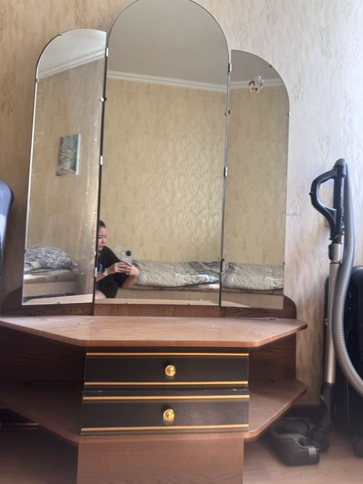 Продаётся  трюмо три зеркала