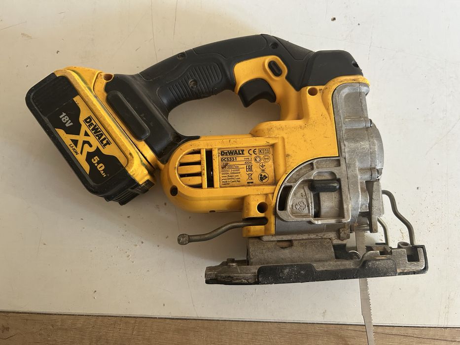 Fierastrau pendular dewalt cu baterie de 5mAh si incarcator