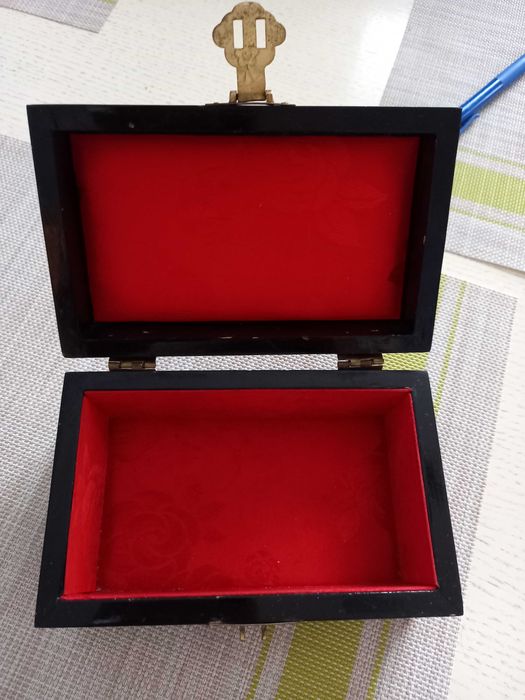 Шкату́лка, ларец  для хранения