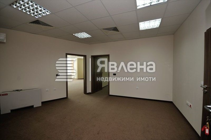 "Явлена" отдава хубав необзаведен офис