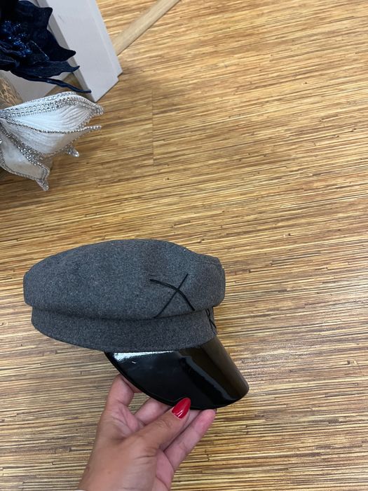 Шапка на R.B  цвят сиво с черна козирка