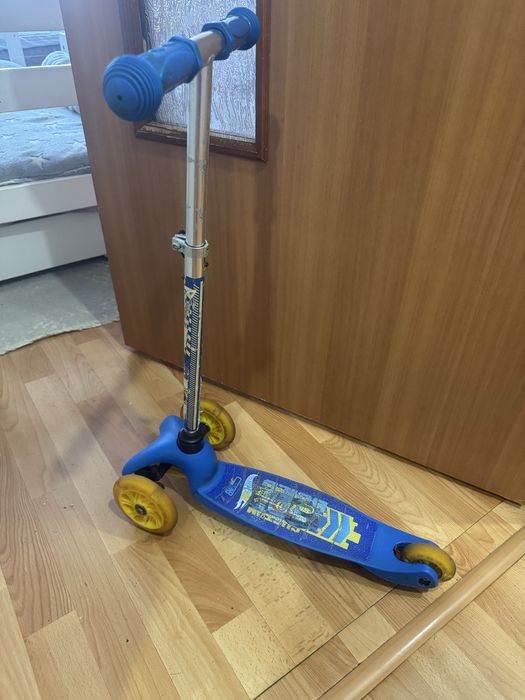 Продам самокаты , красный и синий