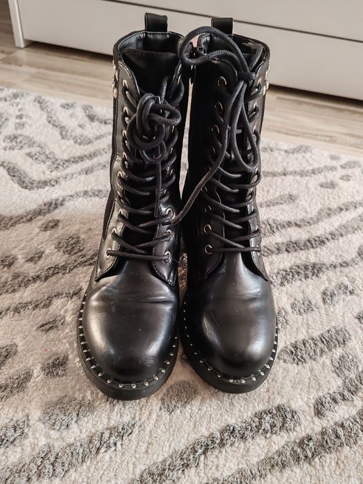 Bocanci negre in stare impecabilă