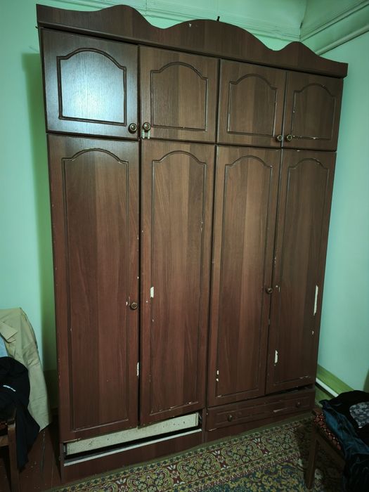 Шкаф келиштириб сотилади.