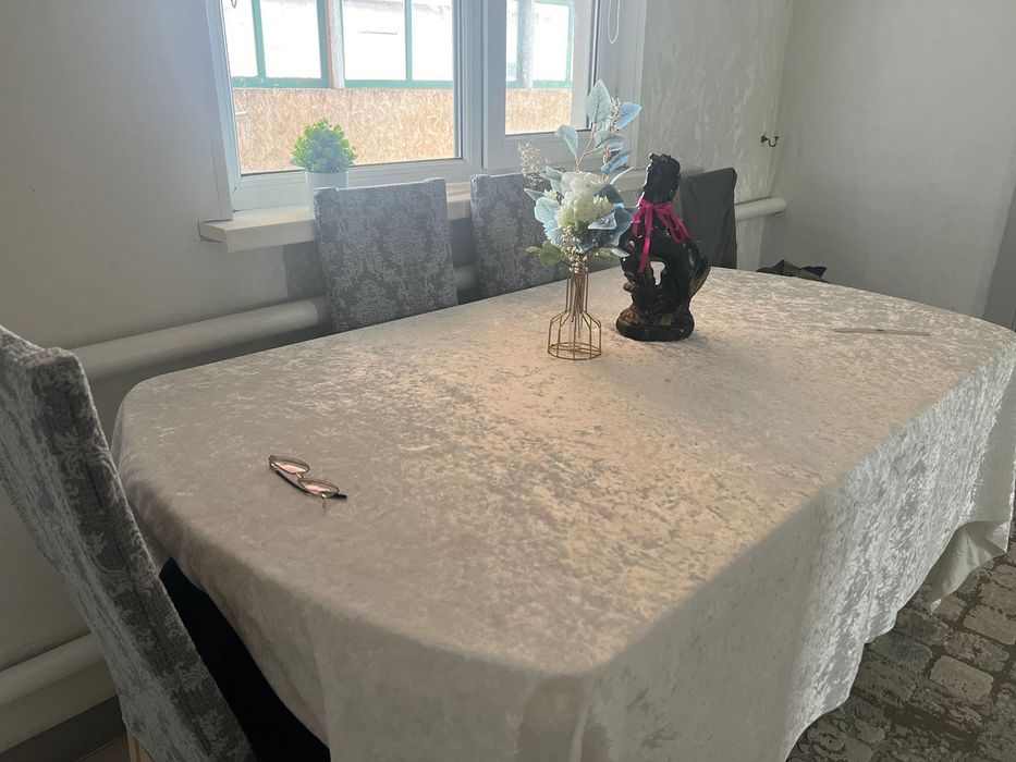 Стол со стульями