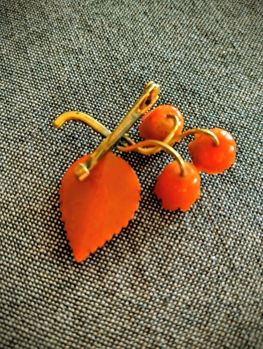 Руска старинна брошка с кехлибар