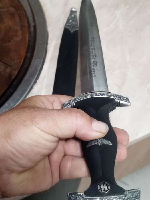 Pumnale 2 bucăți 1500 lei ambele