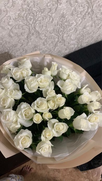 Букет свежих белых роз