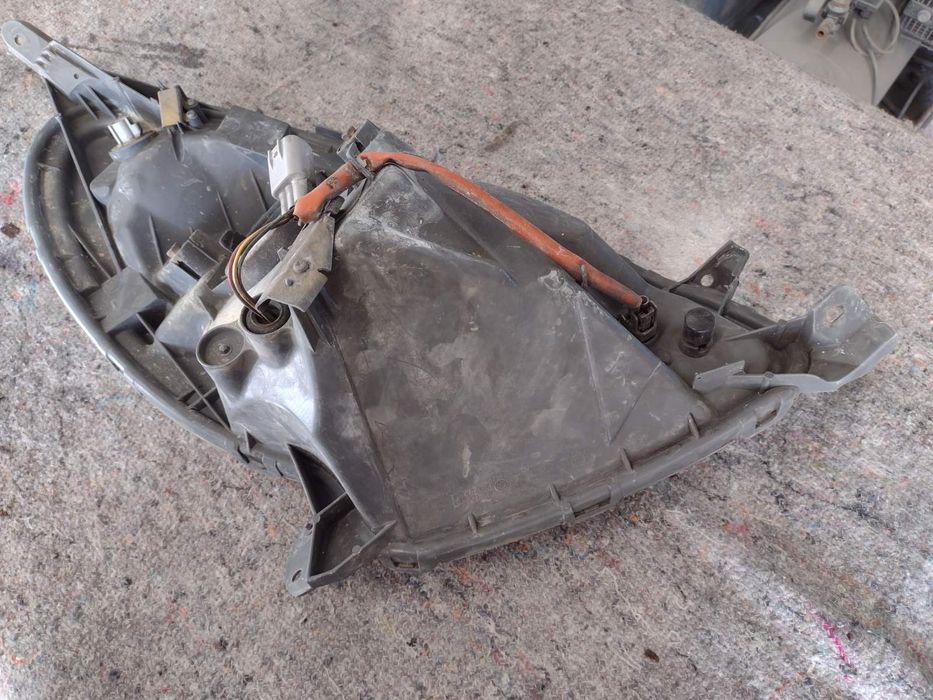 Toyota Yaris Verso ляв фар 2006-09