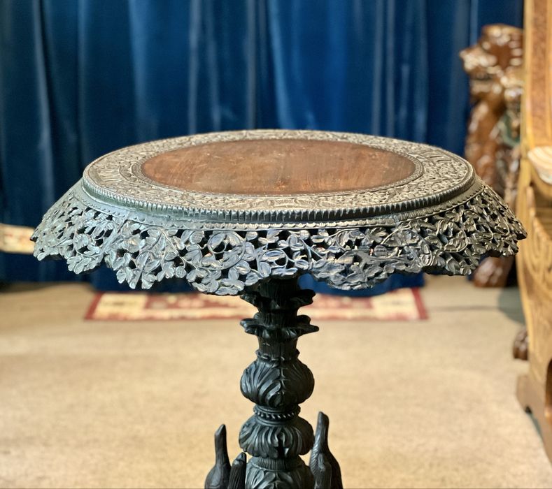 Masă de colecție sculptată manual – piesă rară, vintage
