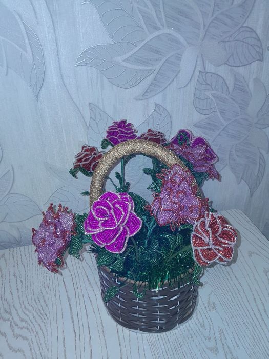 Корзина с розами из бисера.